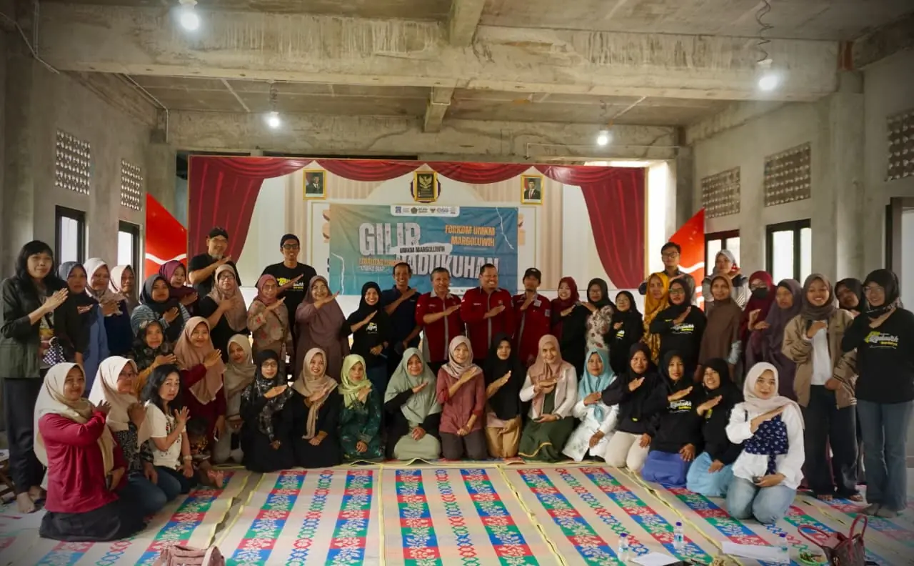 Pengurus dan pelaku UMKM pada kegiatan Gilir Padukuhan / Committee and members at a Gilir Padukuhan session